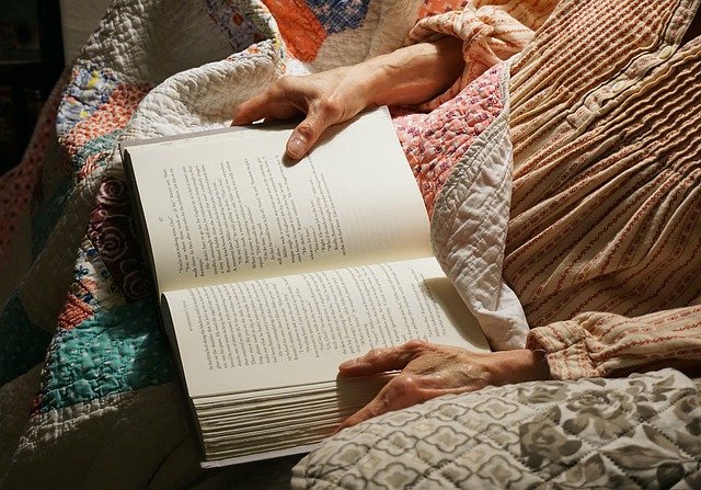 Senior Reading Grandma Book  - daledbet / Pixabay